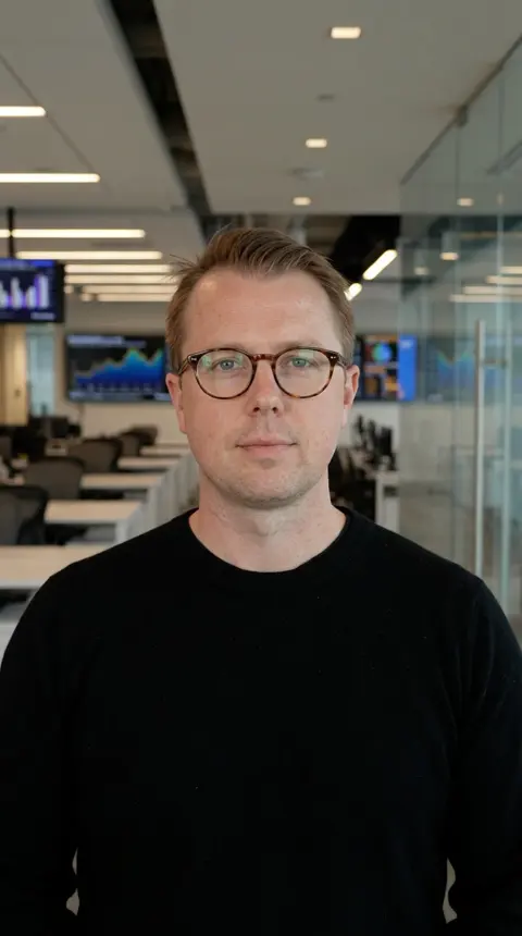 Paul's twin in a newsroom